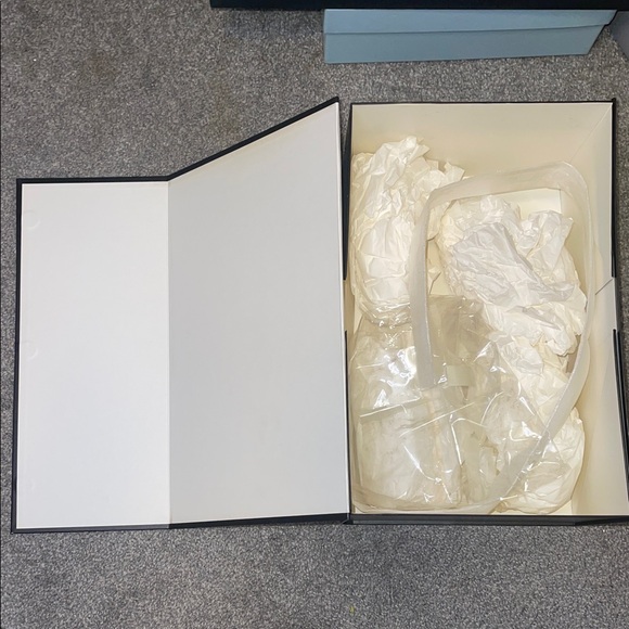 Gucci Large White and Black Purse/Gift Box - Picture 5 of 8